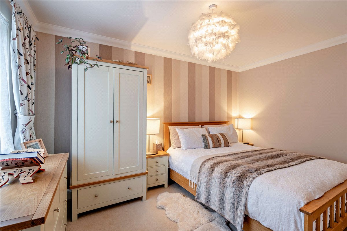 6 bedroom house, Dorneywood Way, Newbury RG14 - Available