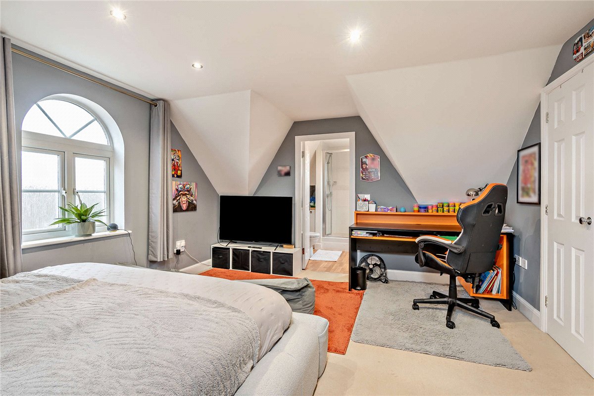 6 bedroom house, Dorneywood Way, Newbury RG14 - Available