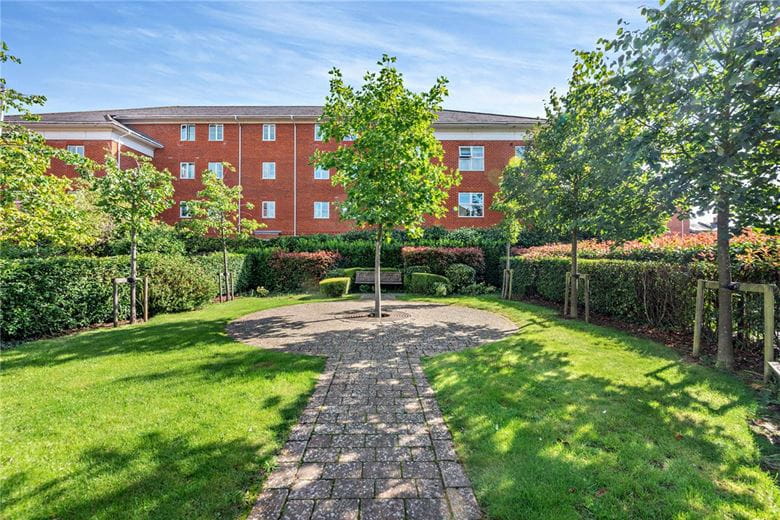 2 bedroom flat, Carpenters Close, Newbury RG14 - Available