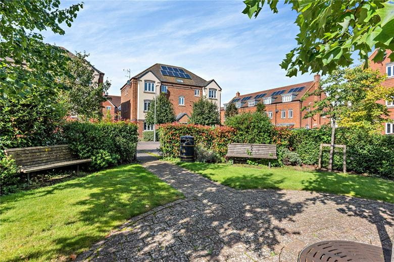 2 bedroom flat, Carpenters Close, Newbury RG14 - Available