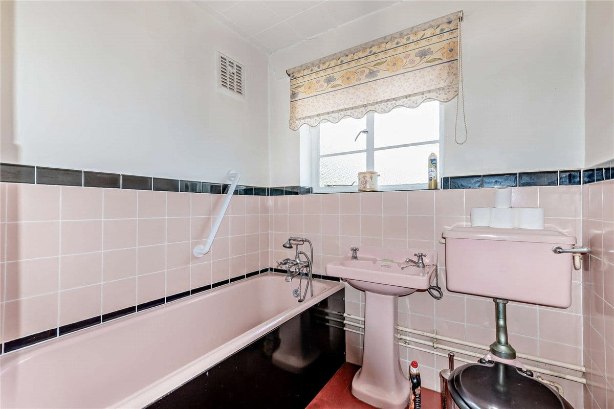 2 bedroom bungalow, Crookham Common Road, Crookham RG19 - Available