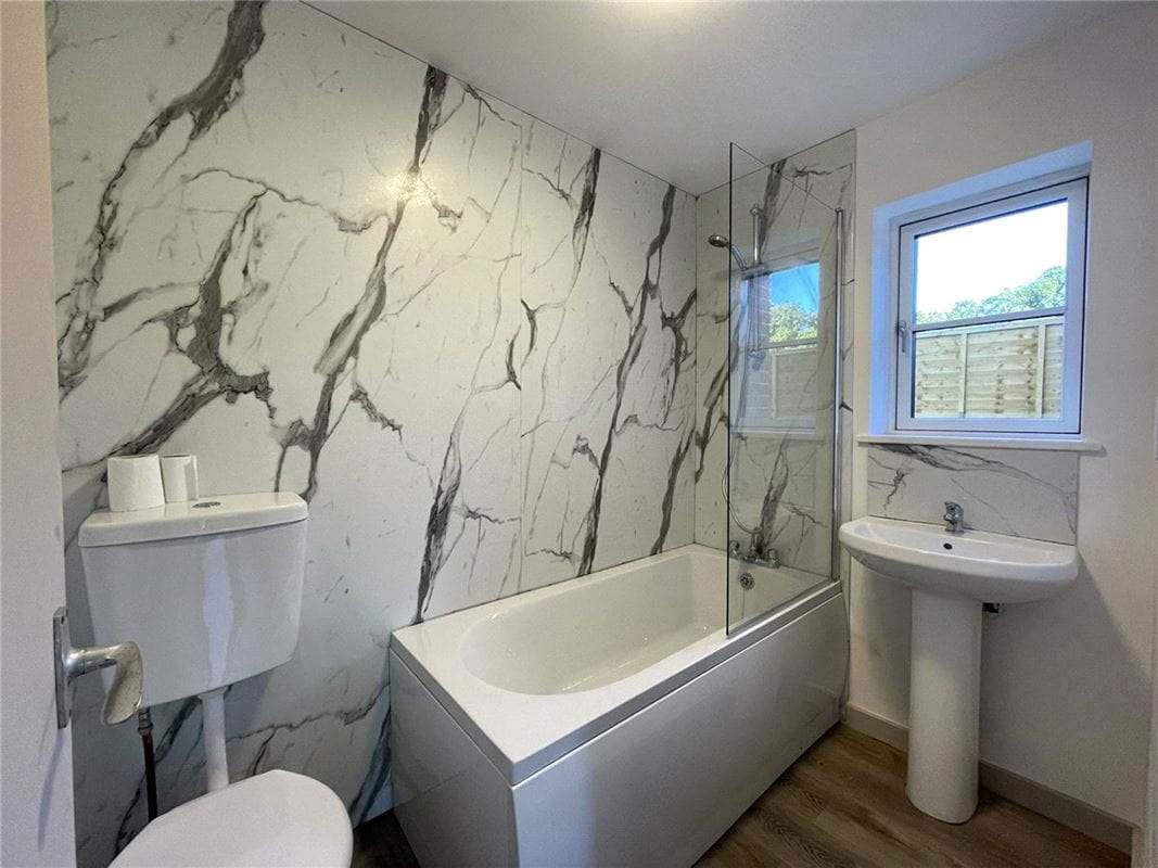 3 bedroom cottage, Enborne Street, Enborne RG14 - Available