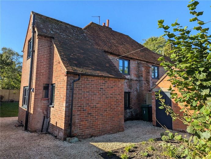 3 bedroom cottage, Enborne Street, Enborne RG14 - Available