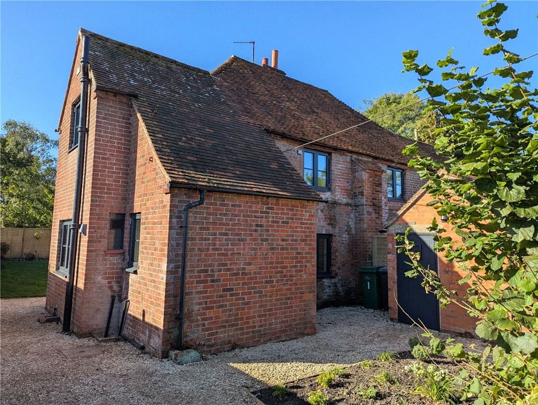 3 bedroom cottage, Enborne Street, Enborne RG14 - Available