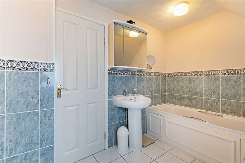 4 bedroom house, Garden Close Lane, Newbury RG14 - Available