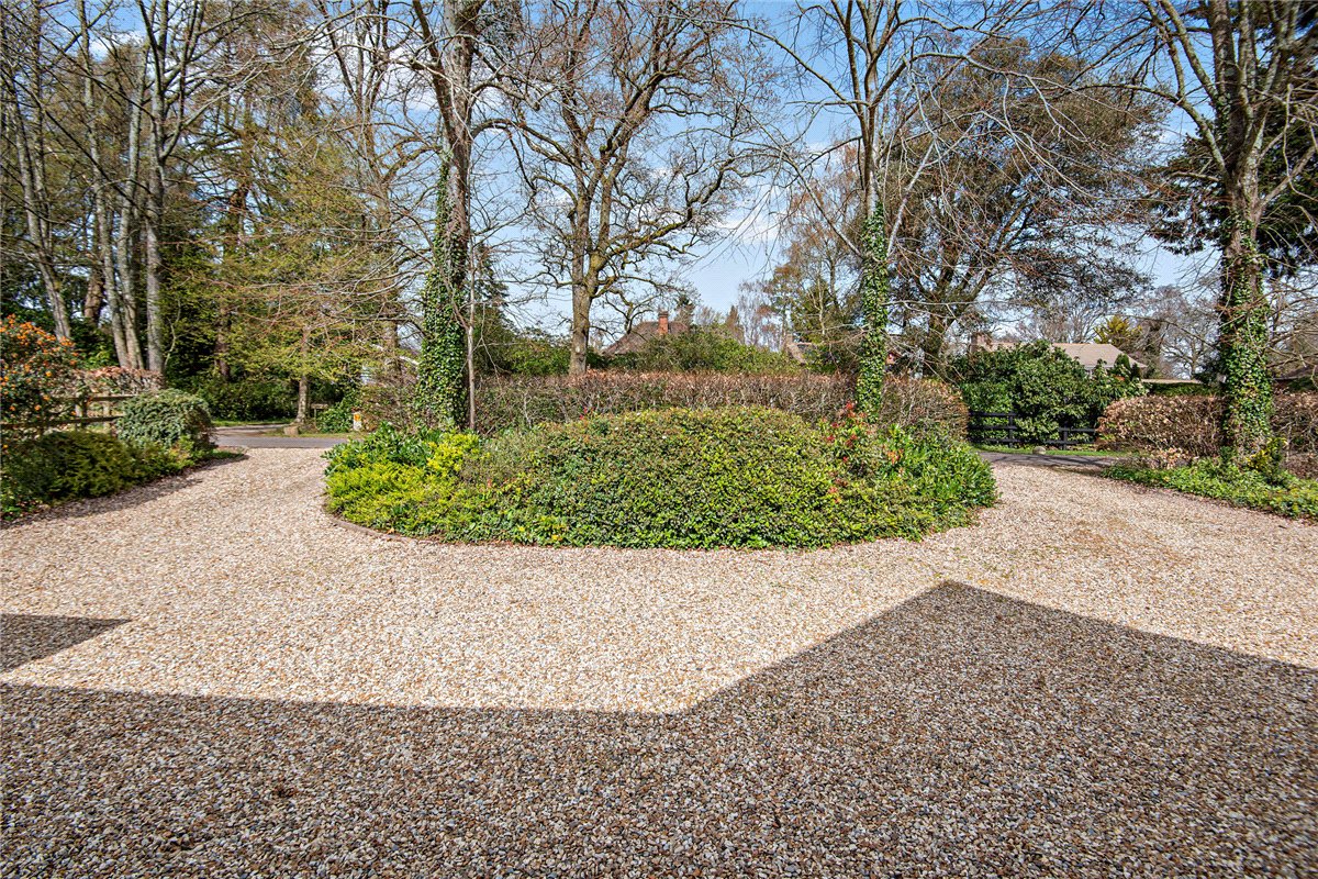 4 bedroom house, Garden Close Lane, Newbury RG14 - Available