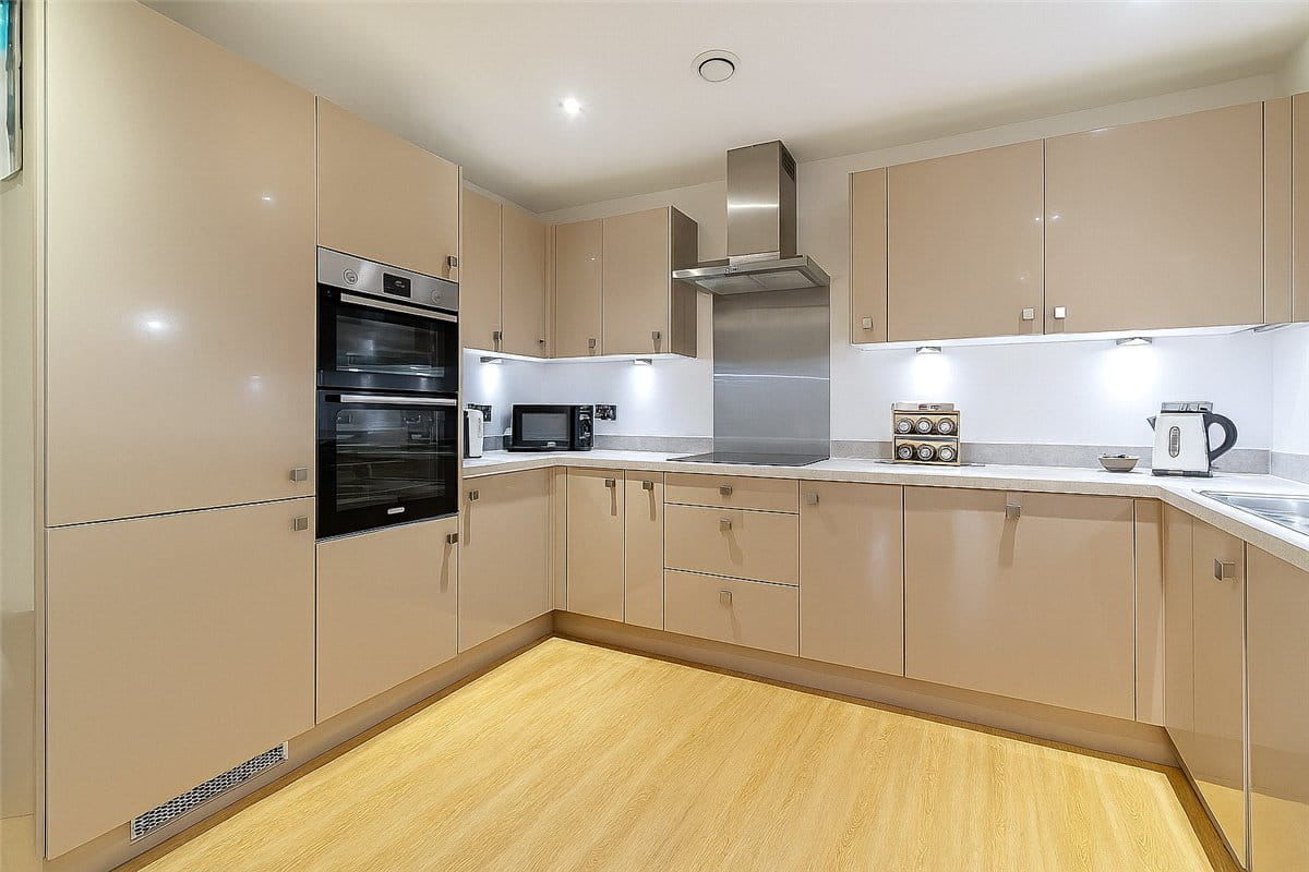 2 bedroom flat, West Street, Newbury RG14 - Available