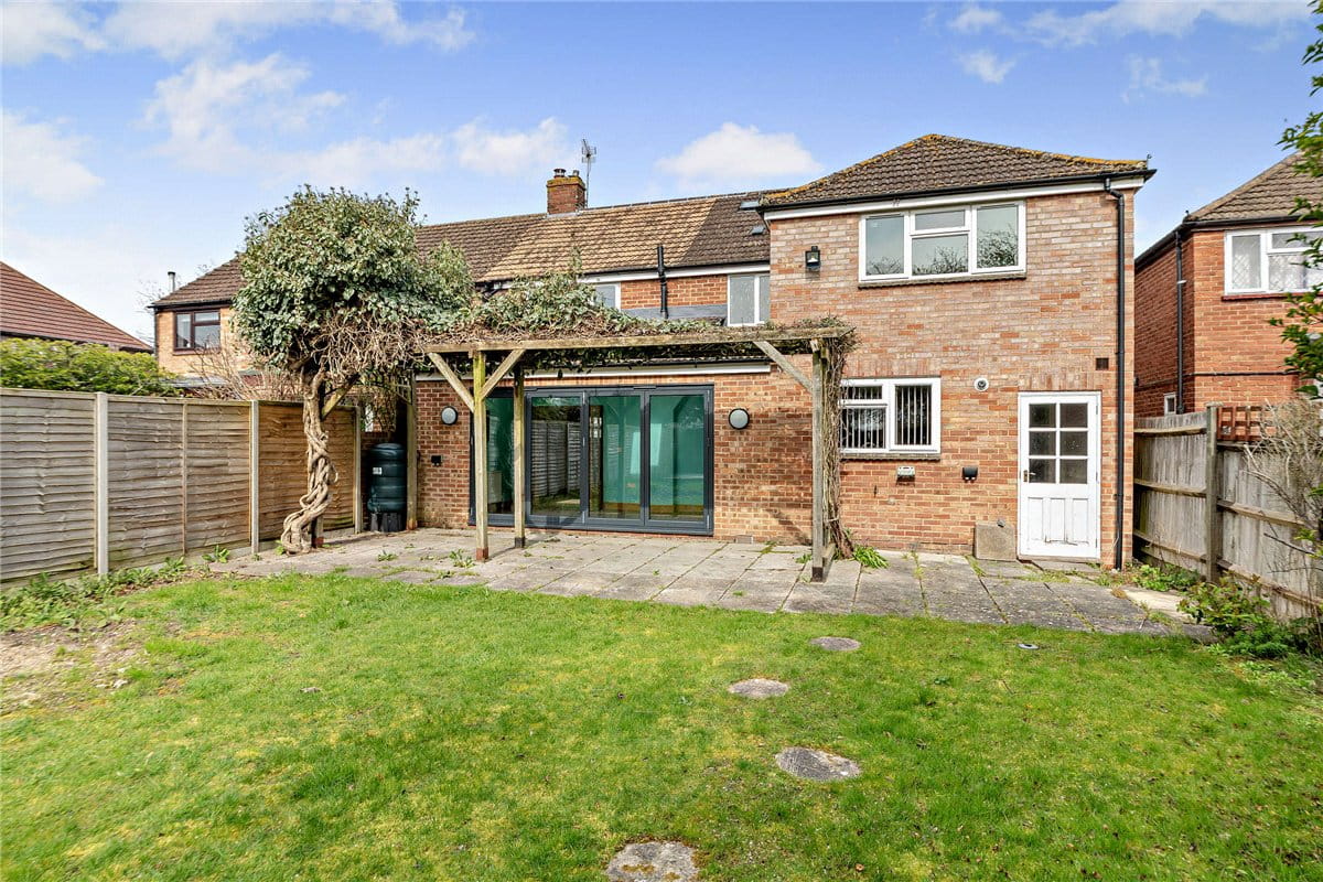 4 bedroom house, Sagecroft Road, Thatcham RG18 - Available