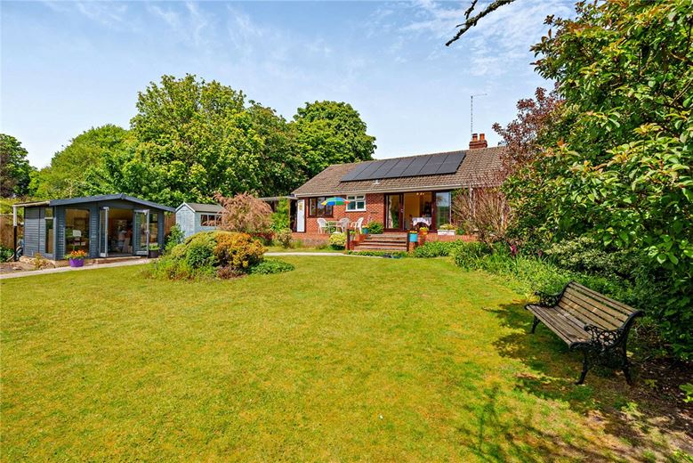 3 bedroom bungalow, Downs Close, Eastbury RG17 - Available