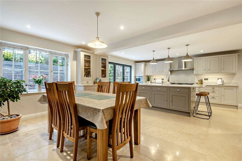 5 bedroom house, Spring Gardens, Newbury RG20 - Available