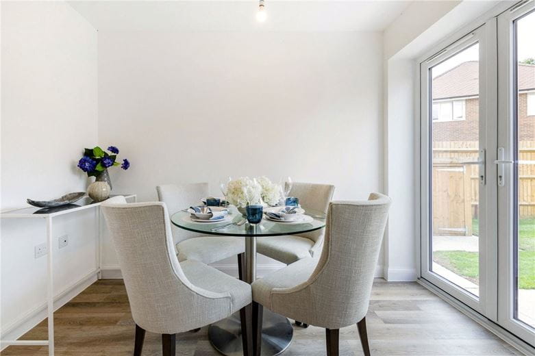 2 bedroom house, Princess Gardens, Bishops Green RG20 - Available