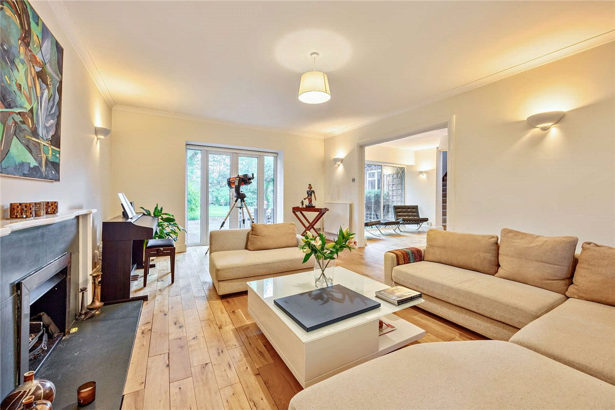 5 bedroom house, Andover Road, Newbury RG14 - Available