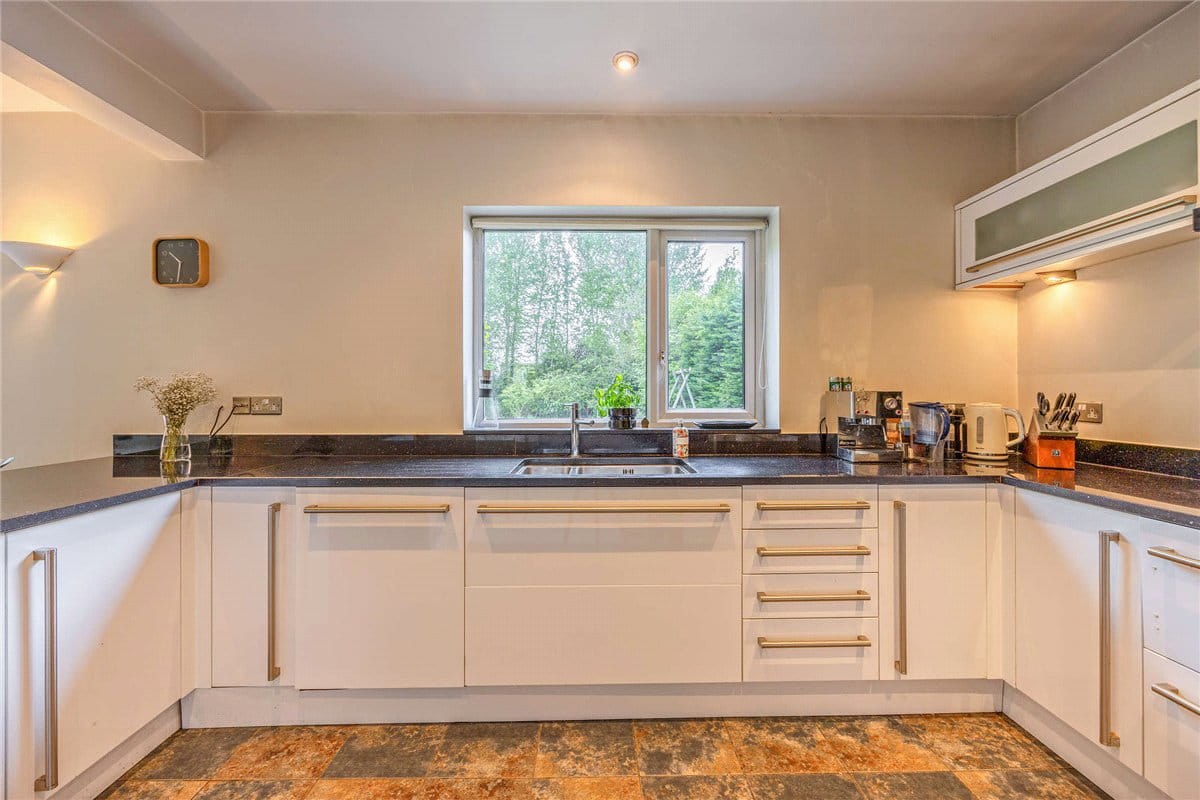 5 bedroom house, Andover Road, Newbury RG14 - Available