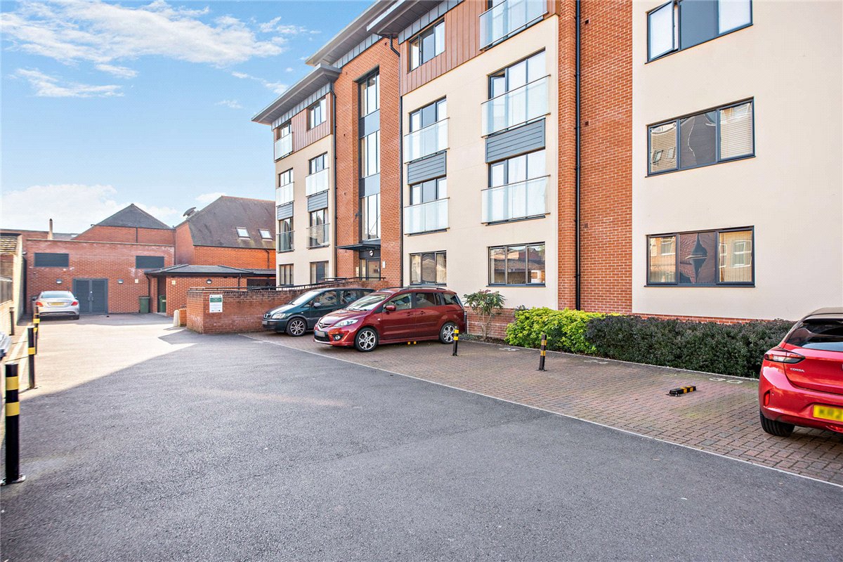 2 bedroom flat, West Street, Newbury RG14 - Available