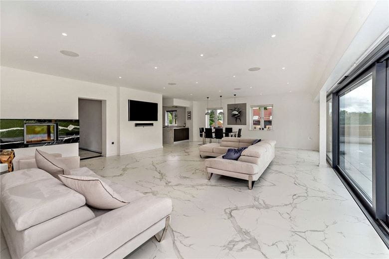 5 bedroom house, Newbury Road, Headley RG19 - Available