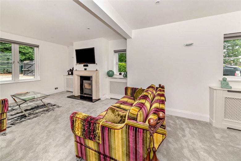 5 bedroom house, Newbury Road, Headley RG19 - Available