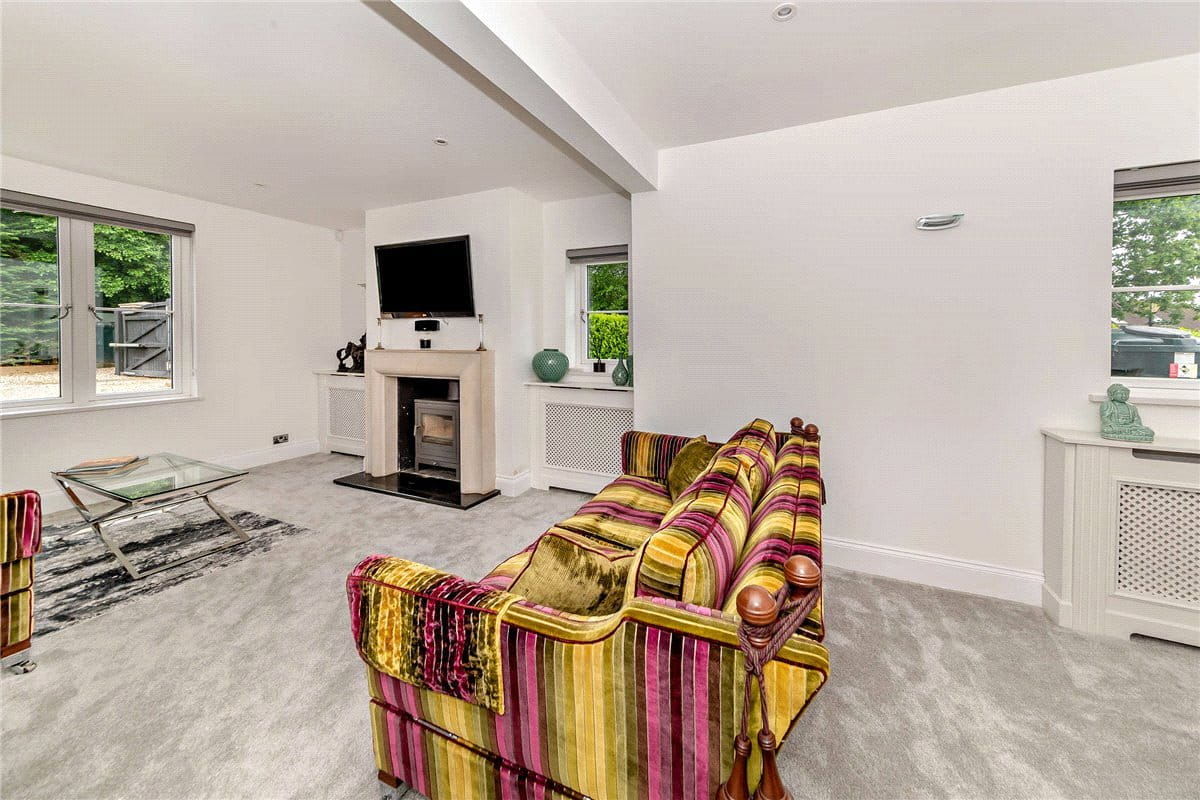 5 bedroom house, Newbury Road, Headley RG19 - Available