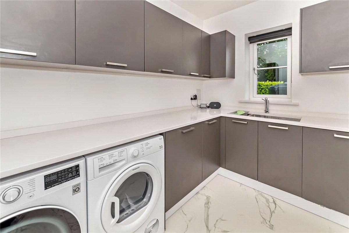 5 bedroom house, Newbury Road, Headley RG19 - Available