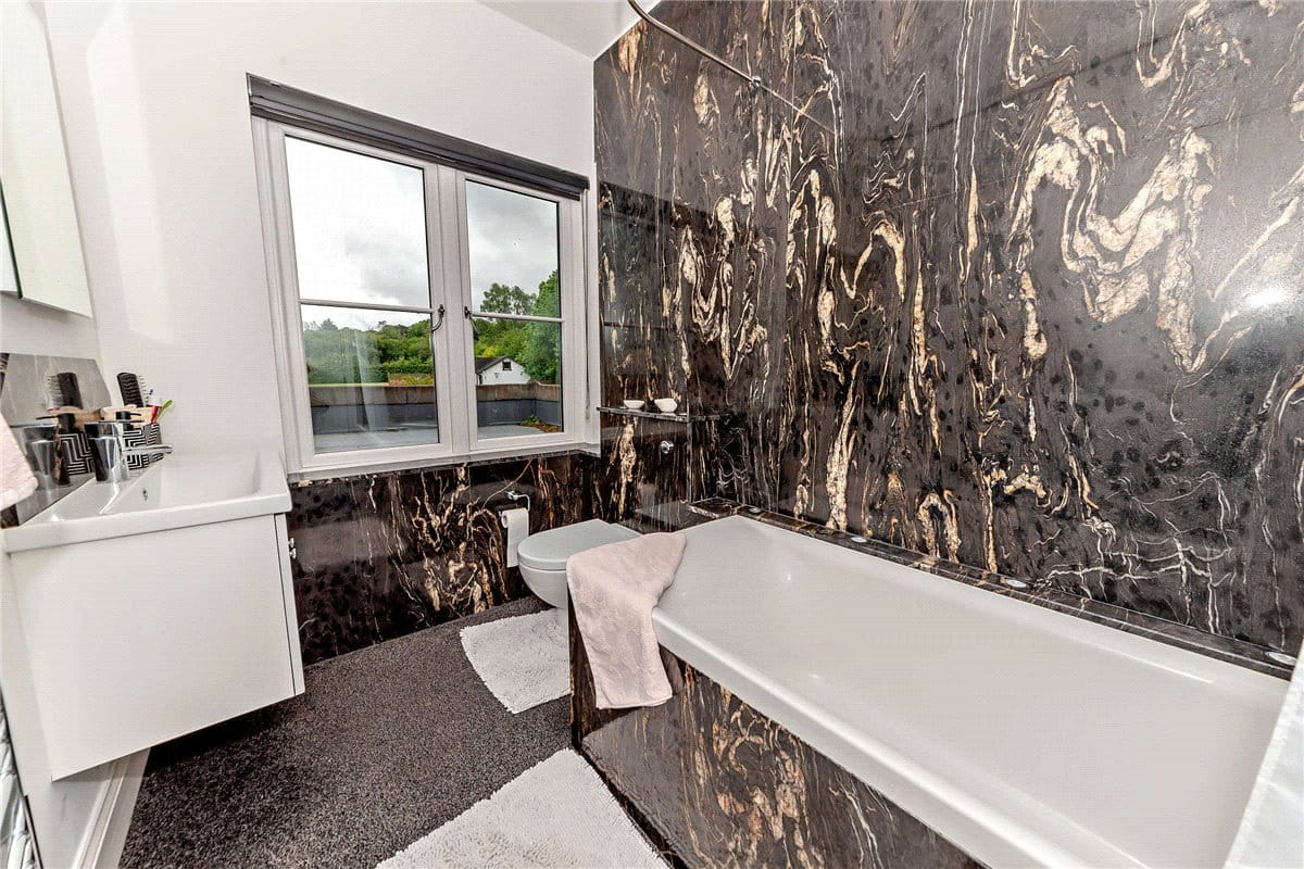 5 bedroom house, Newbury Road, Headley RG19 - Available