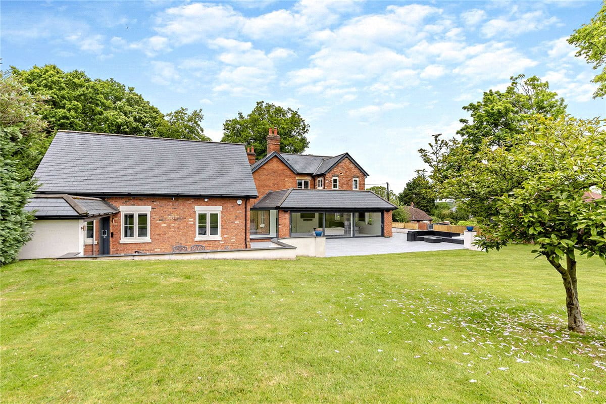 5 bedroom house, Newbury Road, Headley RG19 - Available