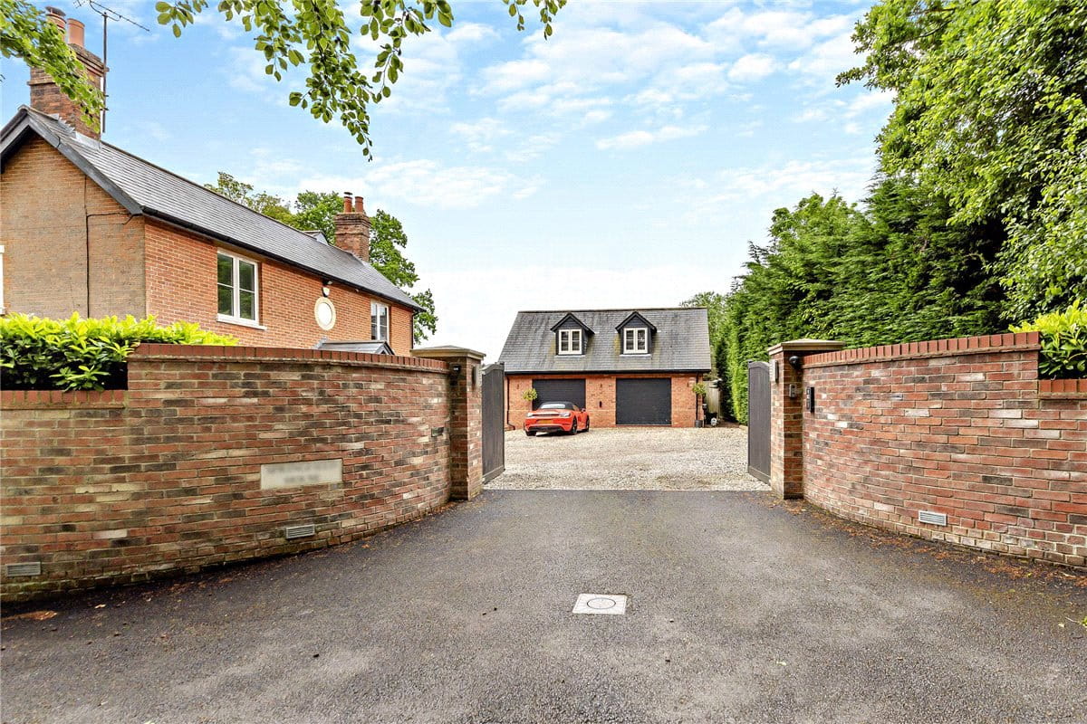 5 bedroom house, Newbury Road, Headley RG19 - Available