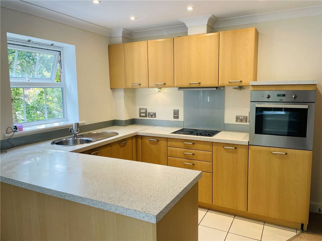 2 bedroom flat, Newtown Road, Newbury RG14 - Let Agreed