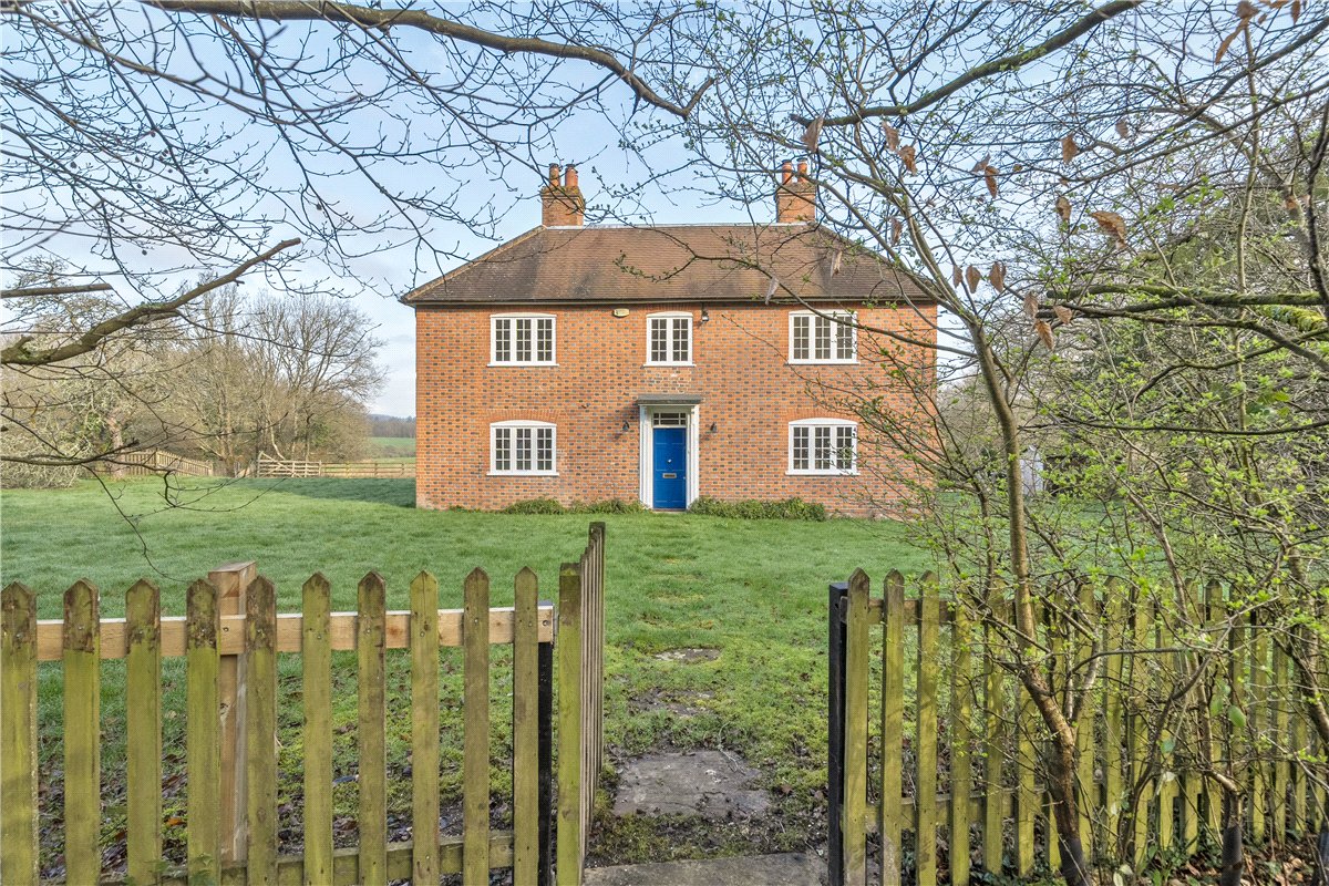 4 bedroom house, The Slade, Bucklebury RG7 - Under Offer