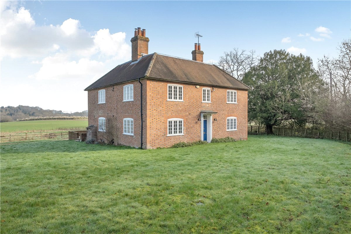 4 bedroom house, The Slade, Bucklebury RG7 - Under Offer