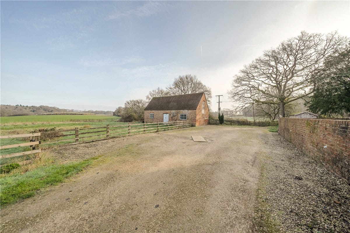 4 bedroom house, The Slade, Bucklebury RG7 - Under Offer