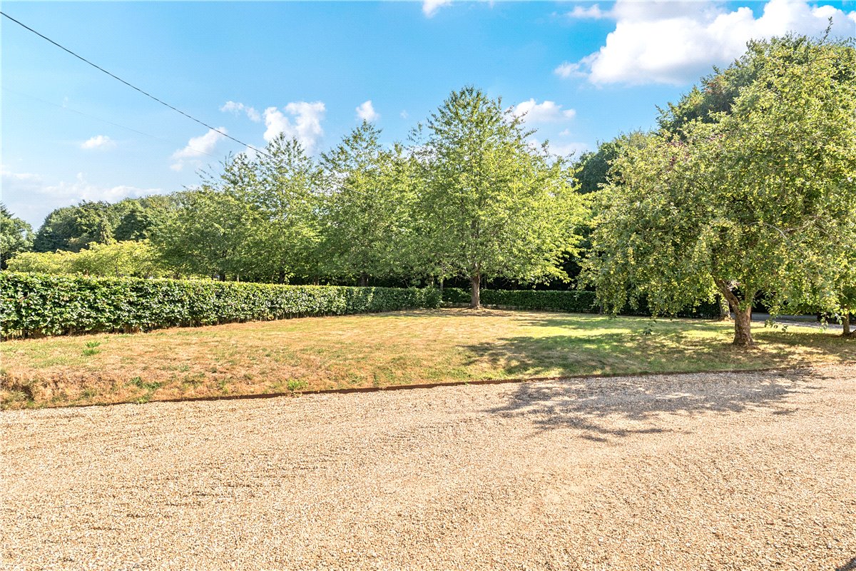 5 bedroom house, Inholmes Common, Woodlands St. Mary RG17 - Let Agreed