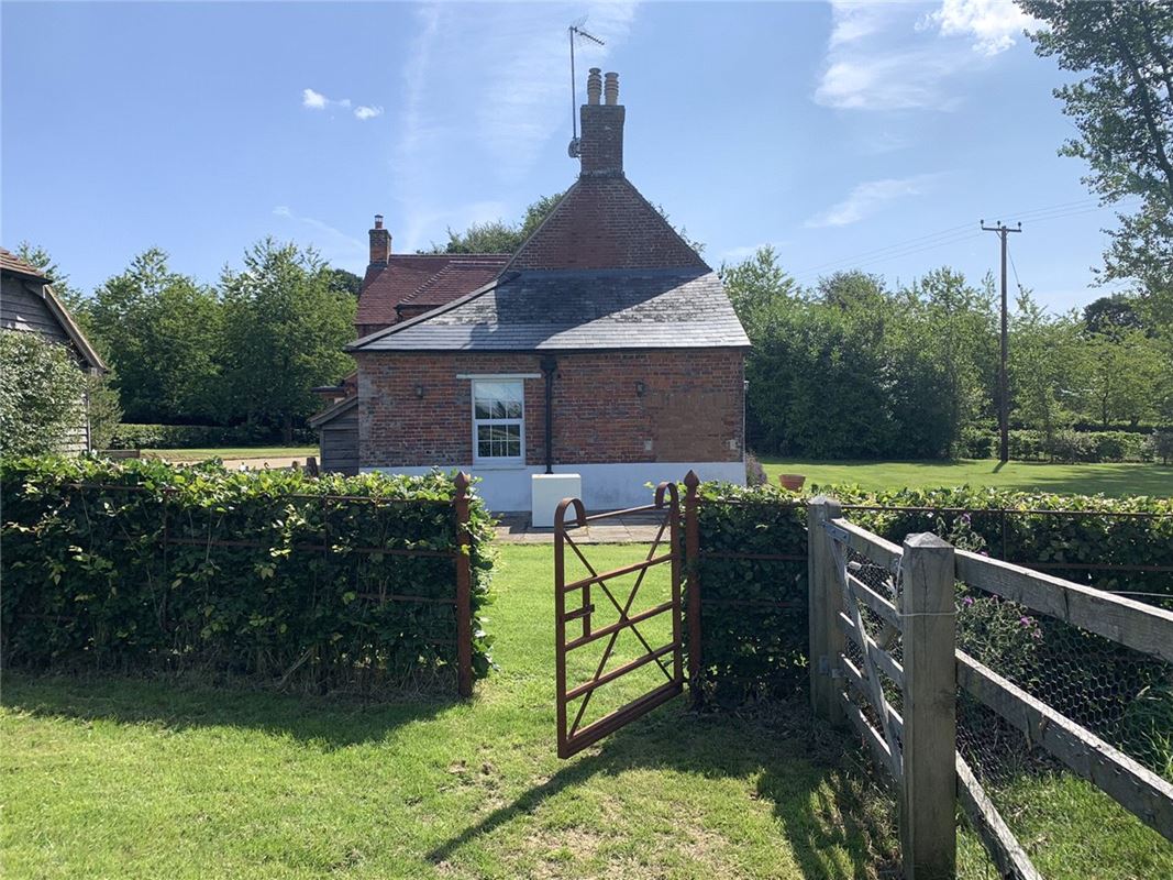 5 bedroom house, Inholmes Common, Woodlands St. Mary RG17 - Let Agreed