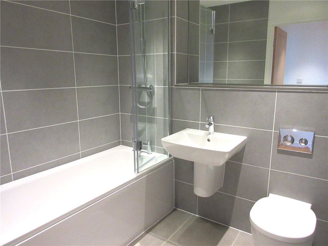 1 bedroom flat, Southmead House, Kingman Way RG14