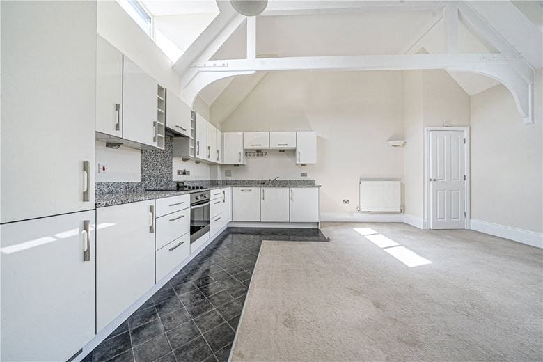 3 bedroom flat, Enborne Road, Newbury RG14 - Available