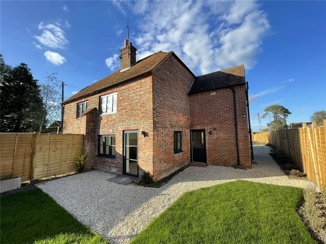 3 bedroom house, Enborne Street, Enborne RG14 - Available