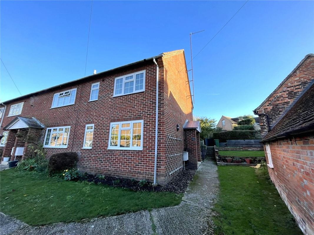 2 bedroom house, Castle Lane, Donnington RG14