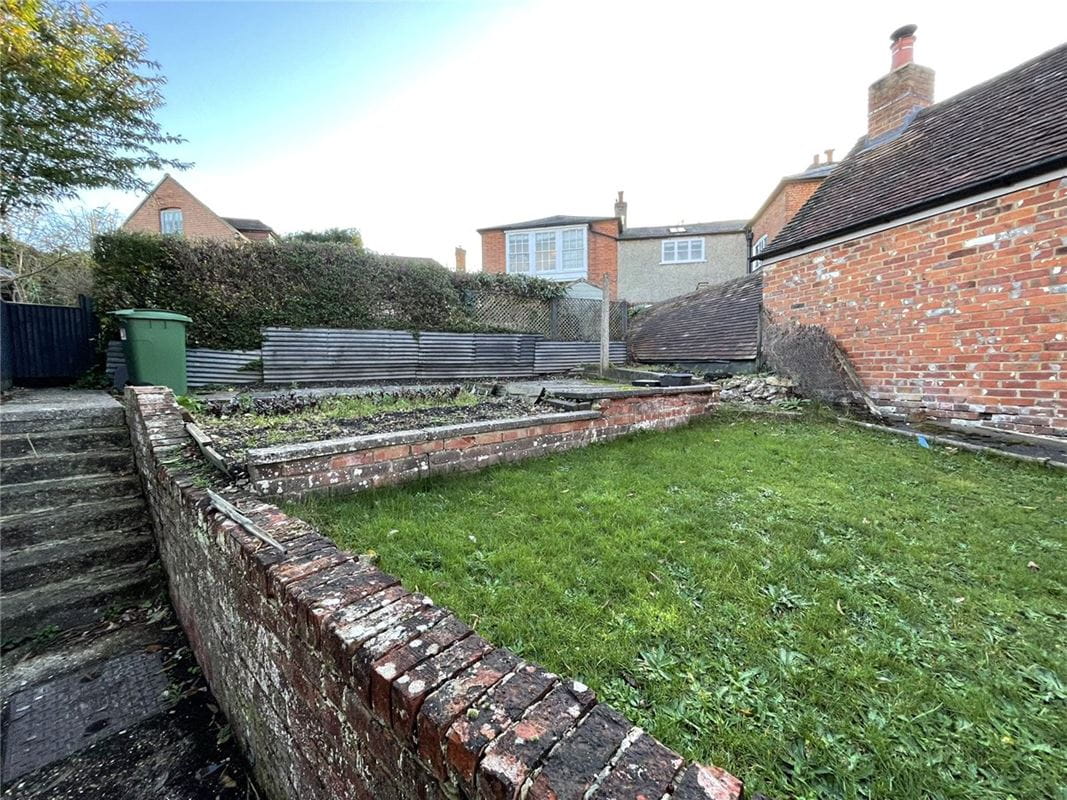 2 bedroom house, Castle Lane, Donnington RG14