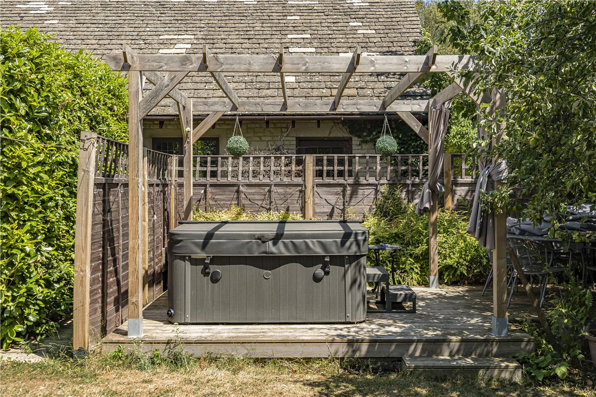 4 bedroom house, Witney Road, Ducklington OX29 - Available