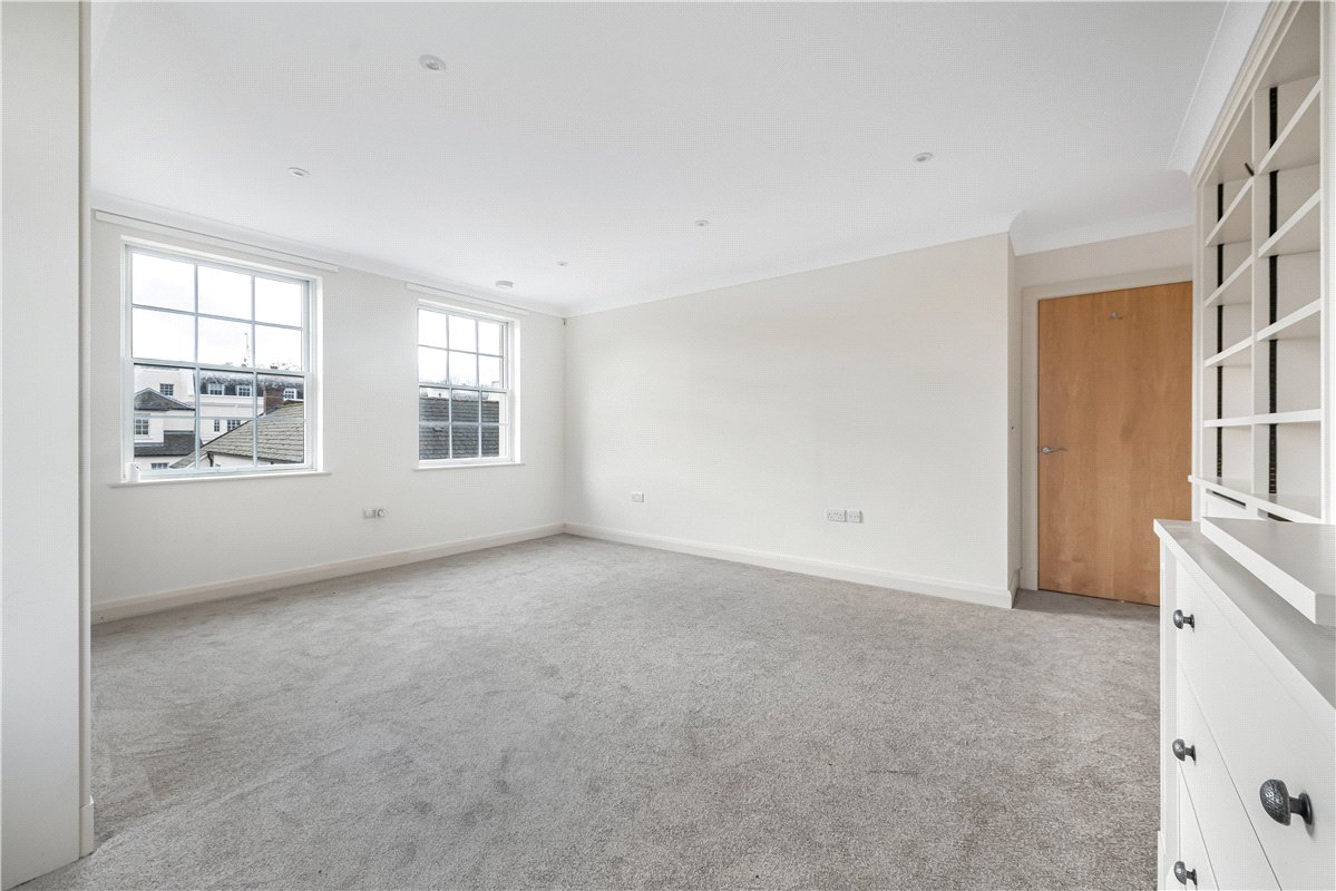 2 bedroom flat, Ford Road, Tortington BN18 - Available