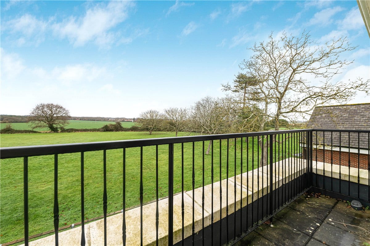 2 bedroom flat, Ford Road, Tortington BN18 - Available