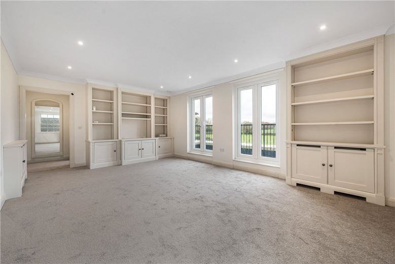 2 bedroom flat, Ford Road, Tortington BN18 - Available