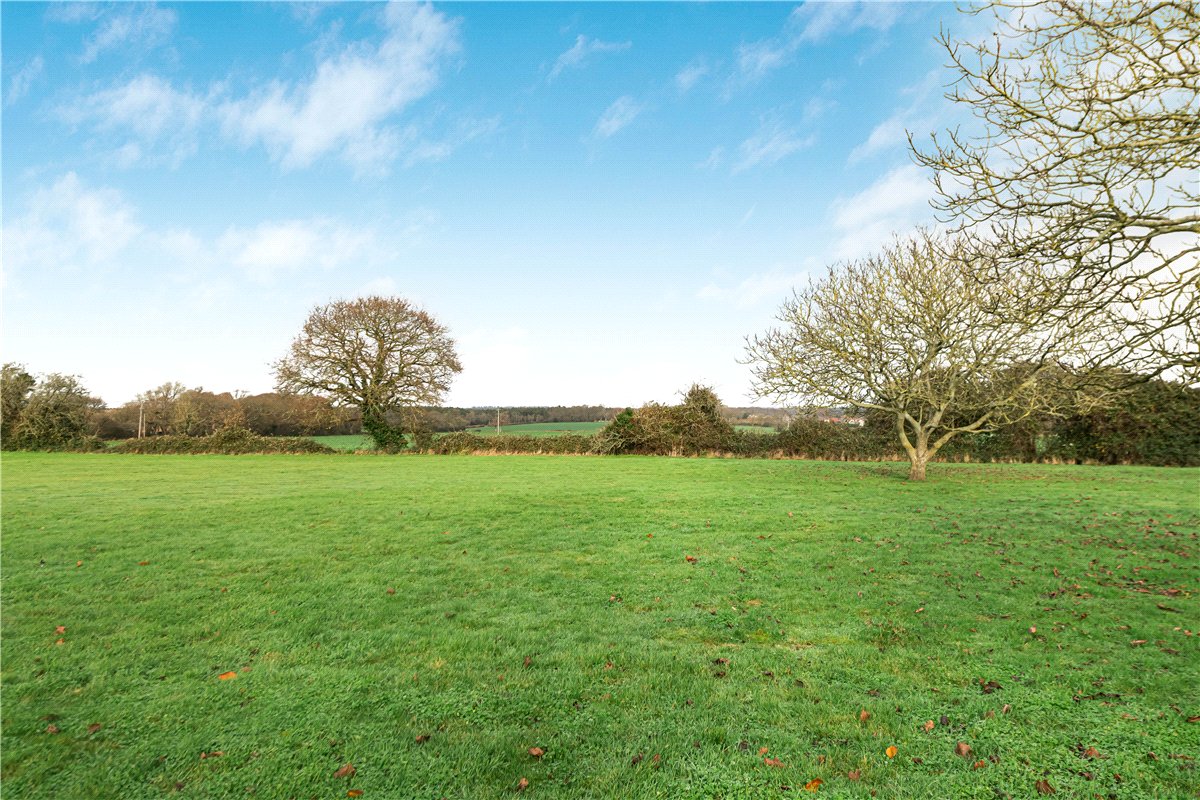 2 bedroom flat, Ford Road, Tortington BN18 - Available