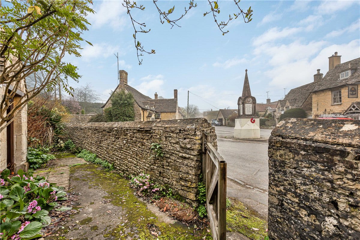 3 bedroom house, Lower End, Ramsden OX7 - Available