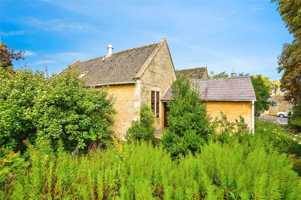 3 bedroom house, Lower End, Ramsden OX7 - Available