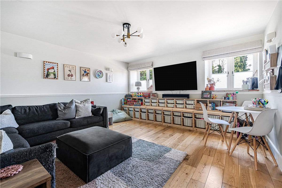 5 bedroom , Pearce Courtyard, Oakley HP18 - Available