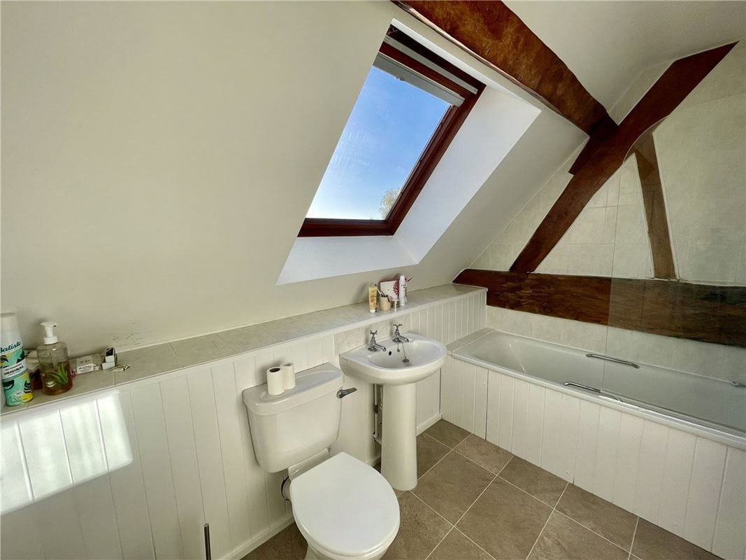 3 bedroom house, Lower Farm, Denton OX44 - Available