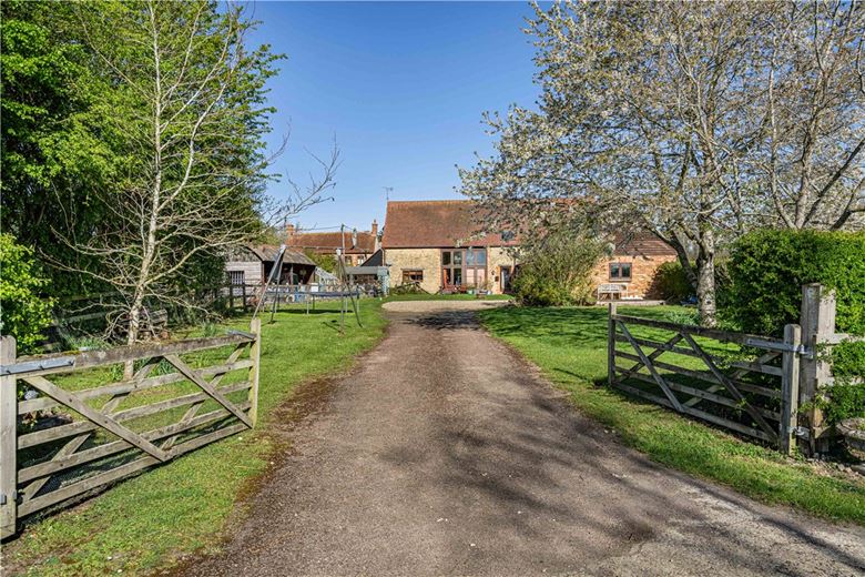 3 bedroom house, Lower Farm, Denton OX44 - Available