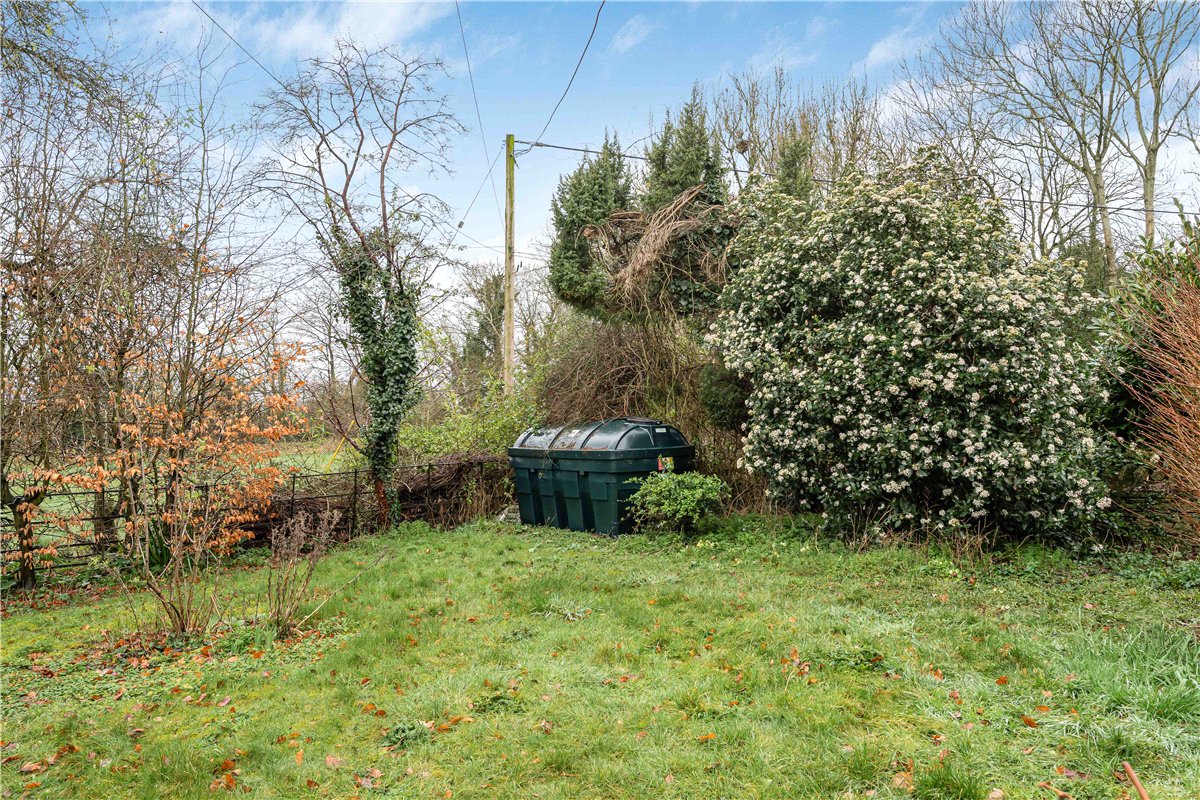 3 bedroom cottage, Manor Cottages, Kelmscott GL7 - Available