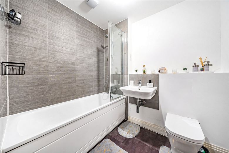 2 bedroom house, Rome Avenue, Aylesbury HP21