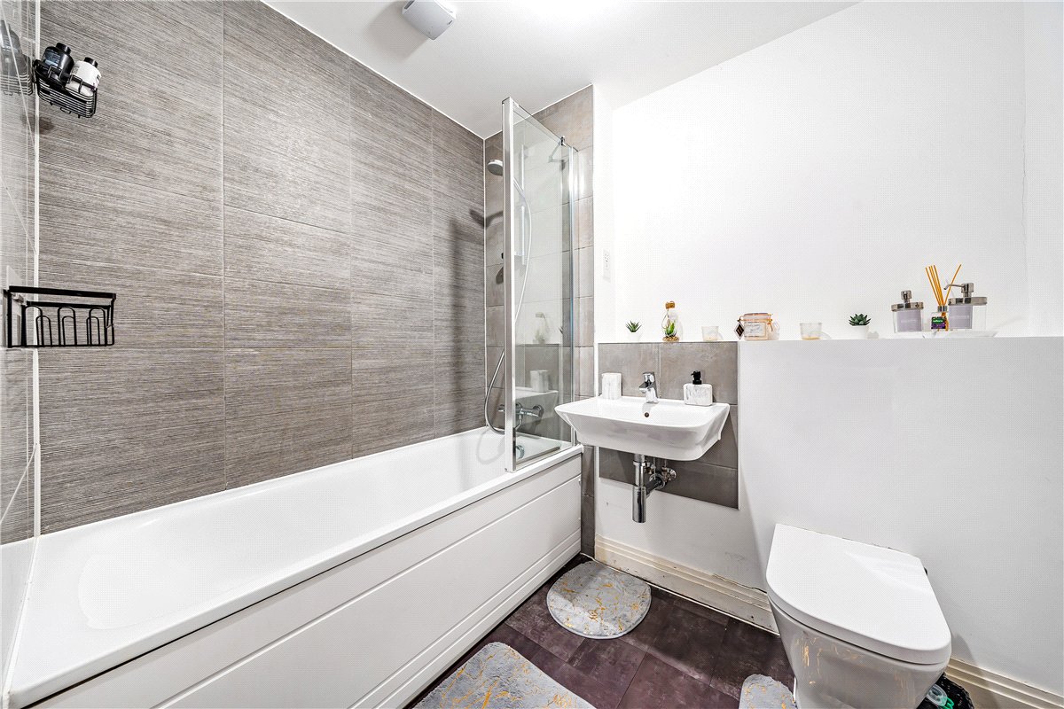 2 bedroom house, Rome Avenue, Aylesbury HP21