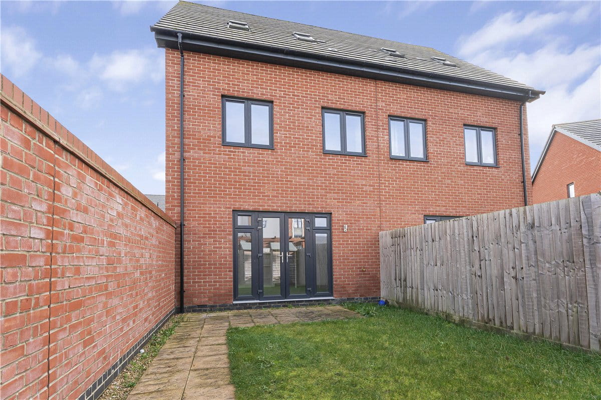 3 bedroom house, Butcher Crescent, Glebe Farm MK17 - Available